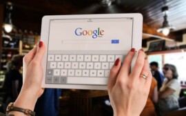 Авторы оскорбительных видео на YouTube не получат денег