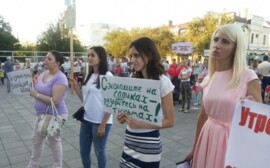 В Оренбурге на митинг вышли более 200 родителей-активистов