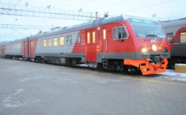 В Оренбурге школьники и студенты продолжат ездить на электричках со скидками